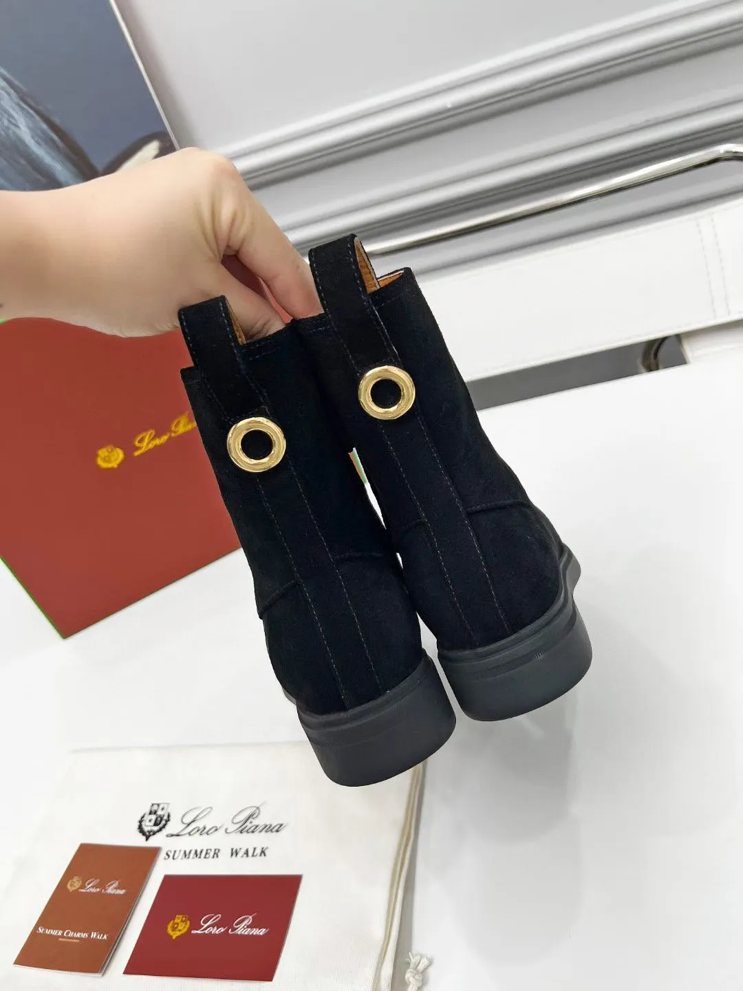 👟👟Ex-factory price 620👟👟 First-layer cow leather, G02 purchasing level WYSIWYG Loro Piana LP 130s new autumn and winter Kilda ankle boots side zipper short boots. This iconic ankle boot is made of waxed cow leather/suede sheepskin material, giving it a rustic and unique retro aesthetic. The casual yet sophisticated style is perfect for urban looks as well as relaxed weekend looks. The sole is Loro Piana non-slip rubber sole. Leather lining, interior zip closure with tonal zip puller at top. Metallic detail at back. Leather ring pull tabs engraved with brand logo One-piece tonal rubber sole Rubber sole with anti-slip LP detail! Upper: Imported calfskin/nubuck leather Inner foot pads: cowhide Sole: Original molded rubber outsole Size: 35-40 (41 is custom-made and cannot be returned or exchanged)